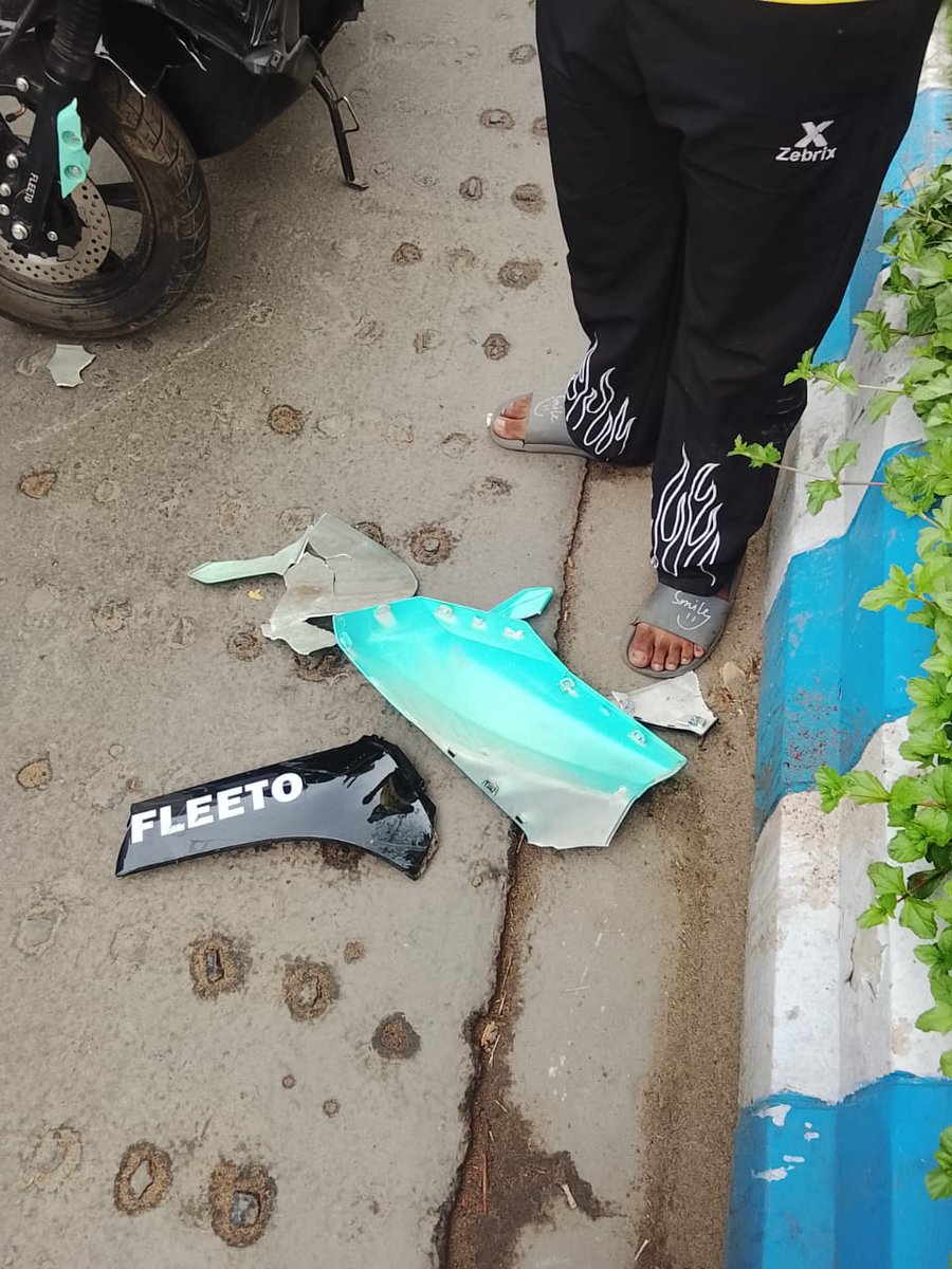 a_long_autumn's tweet photo. @letsblinkit should be banned from their 10 min delivery advertisement and undue pressure on delivery boys, @KolkataPolice @GoWestBengal . These boys drive recklessly causing serious risks to road safety. @CimGOI https://t.co/mUj5W0r6d3