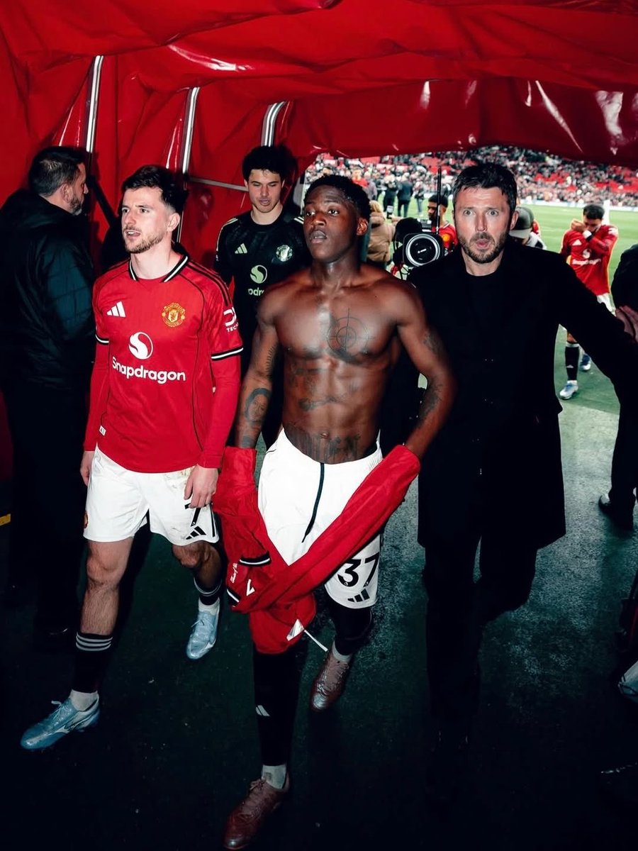 Amolo_10's tweet image. Kobbie Mainoo signs a new 5-year deal with Manchester United 🔴✍️
Long-term commitment secured, future locked in at Old Trafford 🔒 One of the brightest young stars staying where he belongs ⭐
#MUFC #UTD #premierleauge #UnitedWeWin #manchester2026 #mamuliv #HocamızıAlamasınız