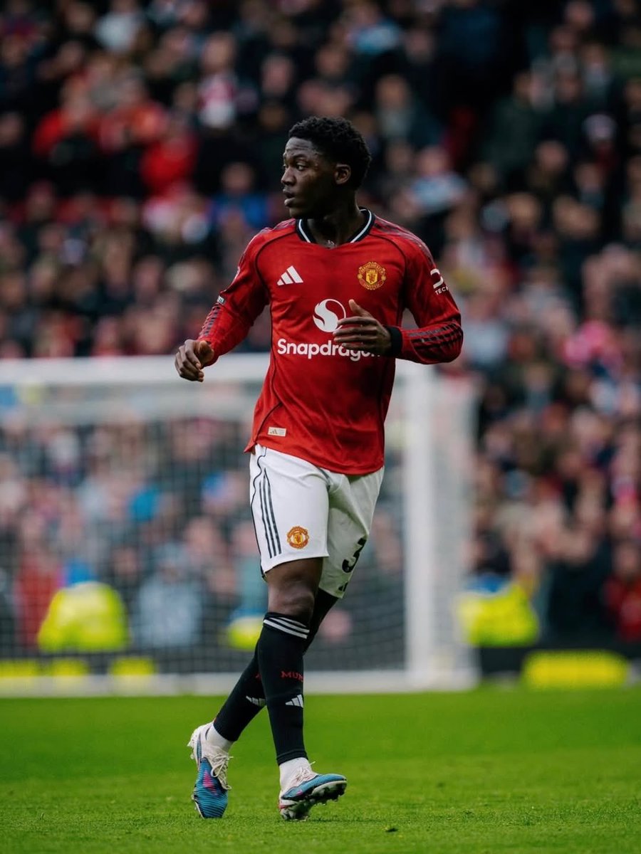 Amolo_10's tweet image. Kobbie Mainoo signs a new 5-year deal with Manchester United 🔴✍️
Long-term commitment secured, future locked in at Old Trafford 🔒 One of the brightest young stars staying where he belongs ⭐
#MUFC #UTD #premierleauge #UnitedWeWin #manchester2026 #mamuliv #HocamızıAlamasınız
