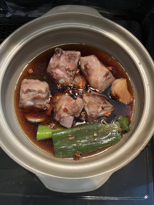 夕飯は排骨肉を煮ます 