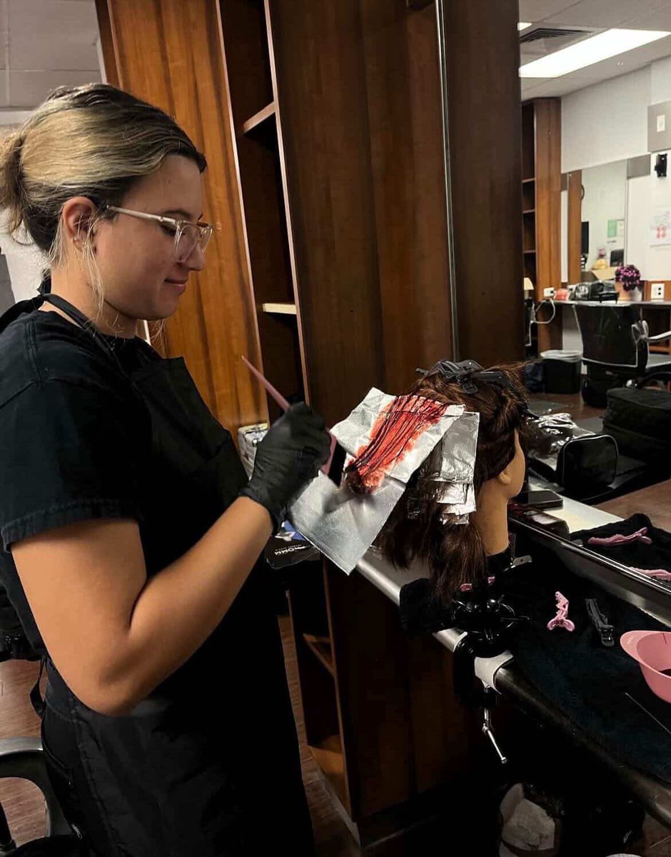 Sheridan_Tech's tweet image. Future cosmetologists in the making. From sewing wigs to mastering color combos-creativity starts here. 
🔗sheridantechnicalcollege.edu/barbering-cosm…

#SheridanTech #Cosmetology