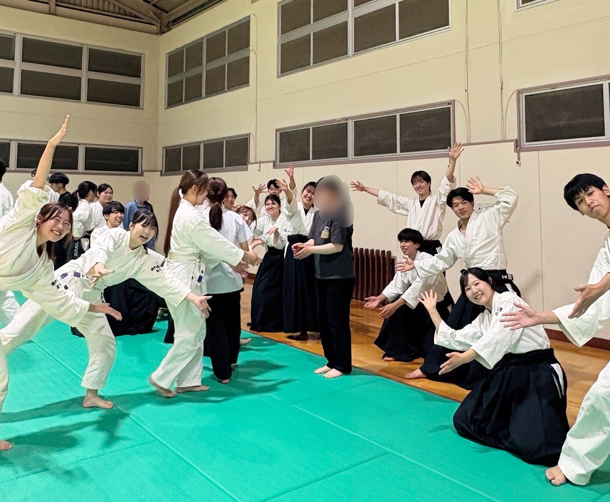 kobeaikido's tweet photo. 今日は9人の新入生が来てくれました💕
そして1人入部してくれました❣️
これで新入部員は11人目です🎉☺️
⁡
体験会は4/30（木）と、5/1（金）の残り2日の予定です‼️
2回目でも3回目でも体験会行くか迷っているならDMしてください😊🙌
⁡
 #合気道  #神戸大学  #神大  #春から神戸大学  #春から神大 https://t.co/biyV7Krtzv