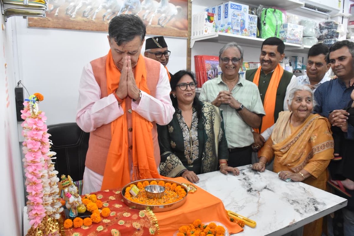 लखनऊ में आज ‘The Gifting Lab’ का उद्घाटन करते हुए अत्यंत प्रसन्नता हुई। यह प्रयास युवाओं की प्रतिभा और रचनात्मक सोच को नई दिशा देगा। इस सफल आयोजन के लिए श्री अरविंद अरोड़ा को हार्दिक बधाई। मेरी कामना है कि यह पहल सफलता के नए आयाम स्थापित करे।