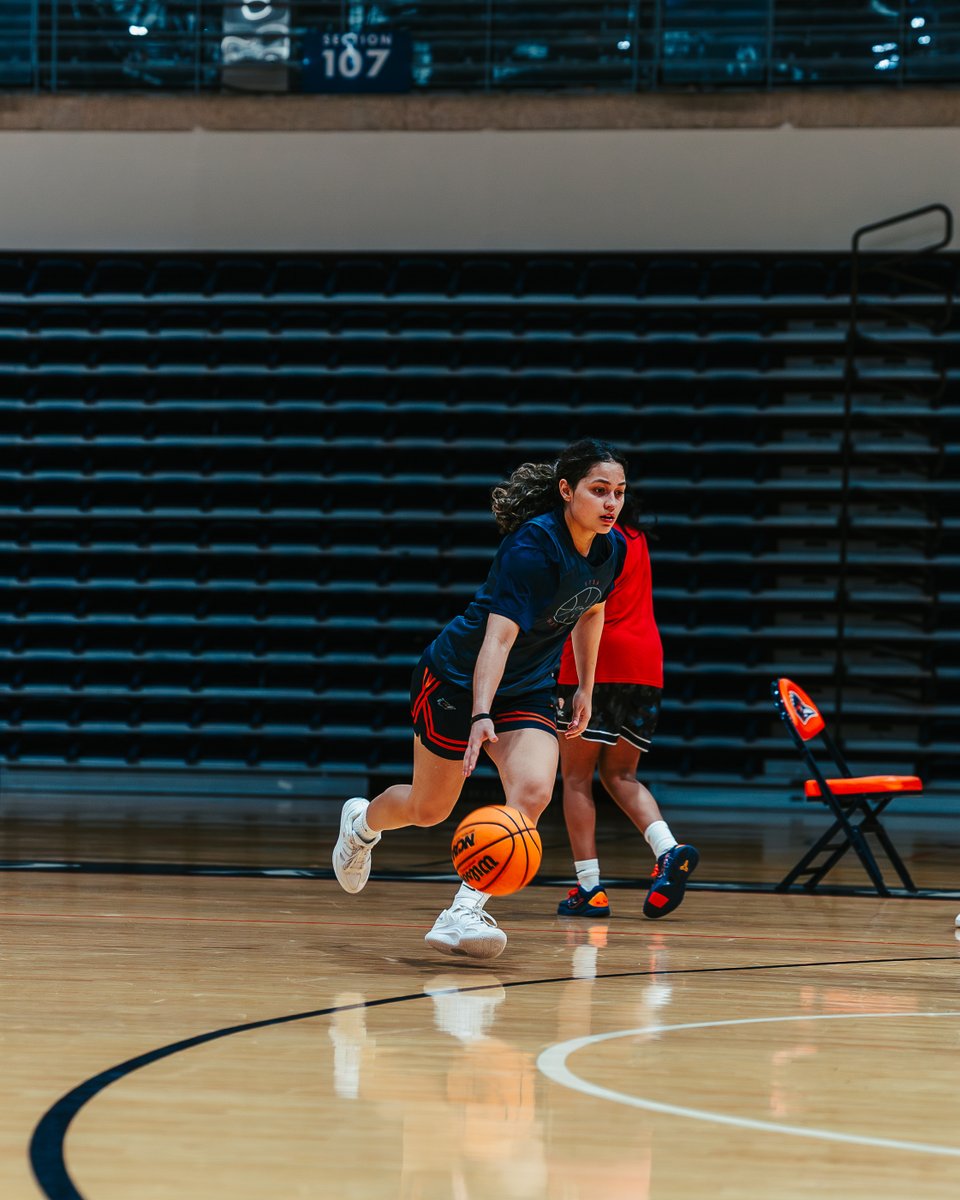 UTSAWBB's tweet image. Grind don't stop!
 
#BirdsUp 🤙 | #LetsGo210 | #CashIn 🏀