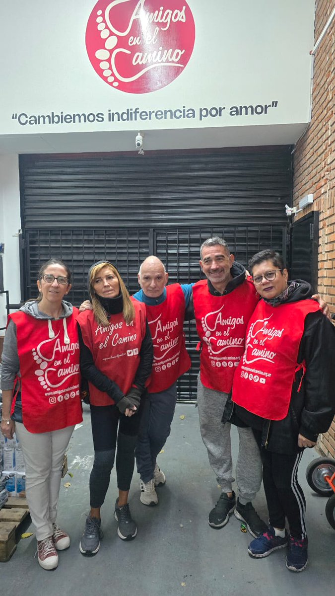 amigosenelcamin's tweet photo. Cocineras, roperito, termos de caldo y café, maples de huevos duros, oficina de servicio social, campañas de donación, logística, equipo de redes y muchísimas donaciones que se acercan a nuestra sede.
Todo esto hacen nuestros voluntarios.
#Enterate #Difundi https://t.co/G1BGsZK5hy
