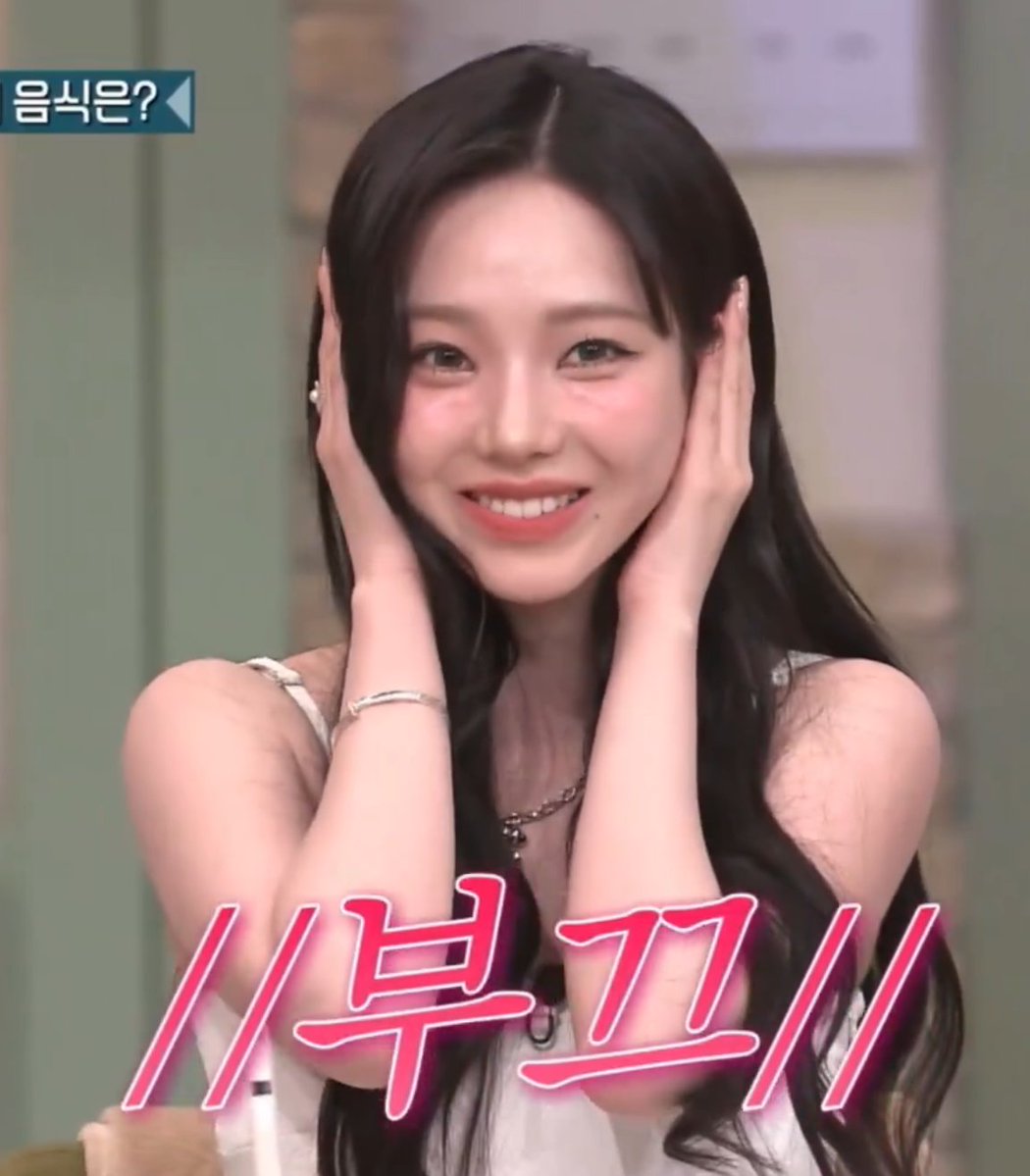 부끄러울 때마다 얼굴이 아니고 귀를 가려야 하는 아기복숭아