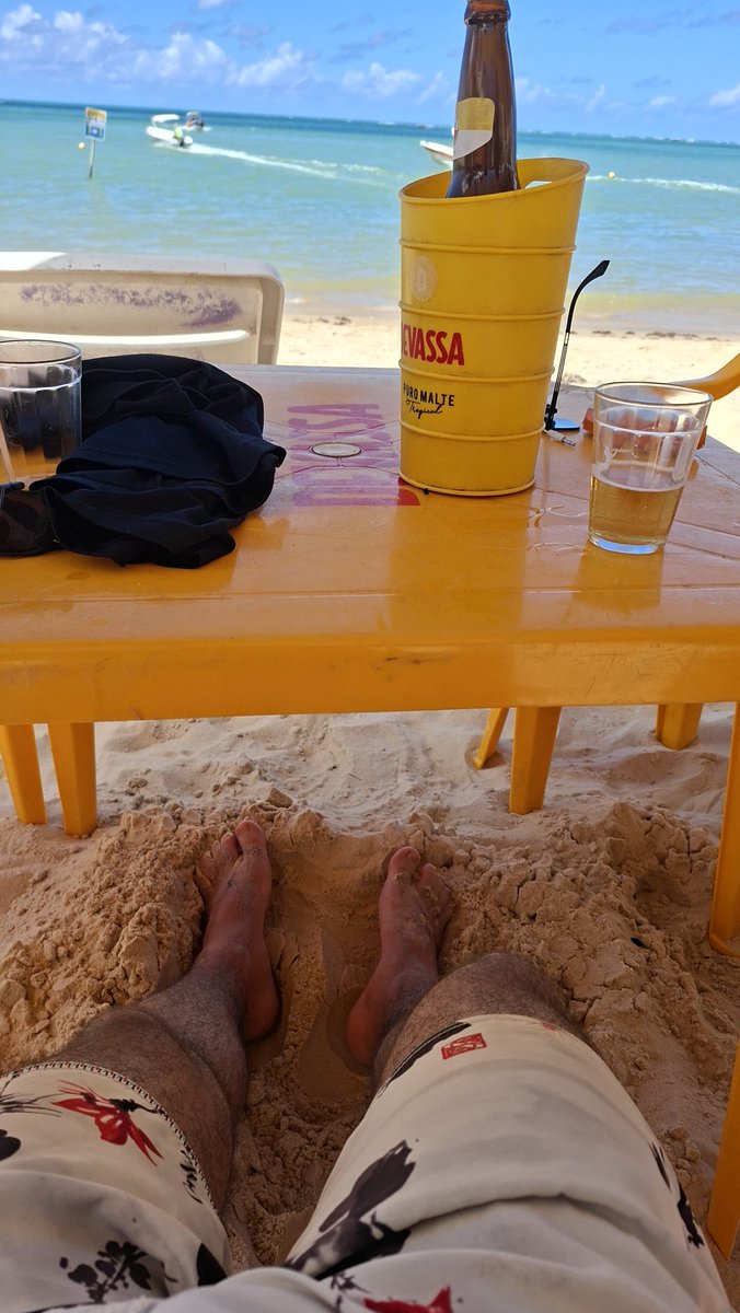 Eu beira-mar com os pezão na areia enquanto tem cadela trabalhando pra bancar minha folga 🤑😵‍💫