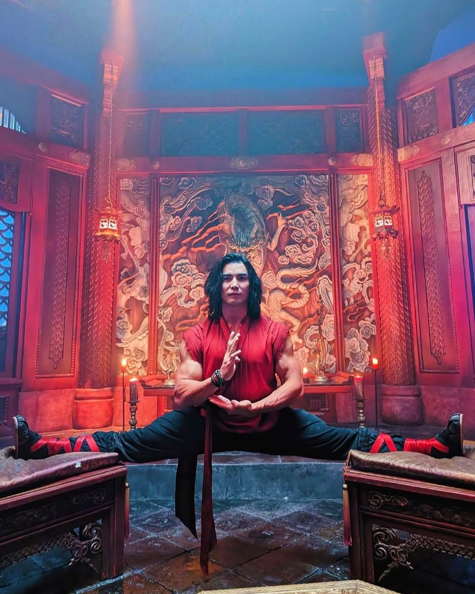 BLOOP101010101's tweet image. "Ludi Lin como Liu Kang" detrás de escena de Mortal Kombat II.

#MORTALKOMBAT2 #BLOOP