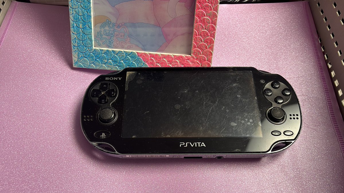 Schnee_Wind's tweet photo. 雑談配信でコメントした初期型のPS Vitaです
 #ぽちたま遊ぼう https://t.co/xEWmAhHglS