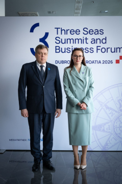 Kabmin_UA_e's tweet photo. PM Yulia Svyrydenko met with @LauriHussar , President of the Riigicogu of the Republic of Estonia, during the Three Seas Initiative Summit in Dubrovnik.
The parties had the opportunity to exchange views on issues of Ukrainian-Estonian cooperation
https://t.co/r04kFBoyzP https://t.co/XbGKPFVRRk