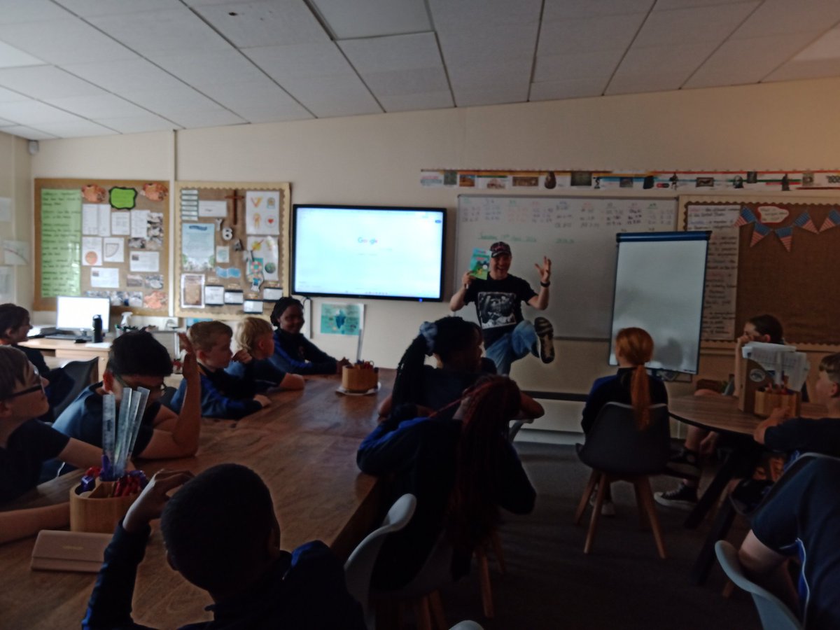 MrsMalleySGC's tweet photo. Year 6 have worked with poet Dommy B this afternoon, to write poems all about the Solar System. @MrGSGC https://t.co/6VlycgDMWZ