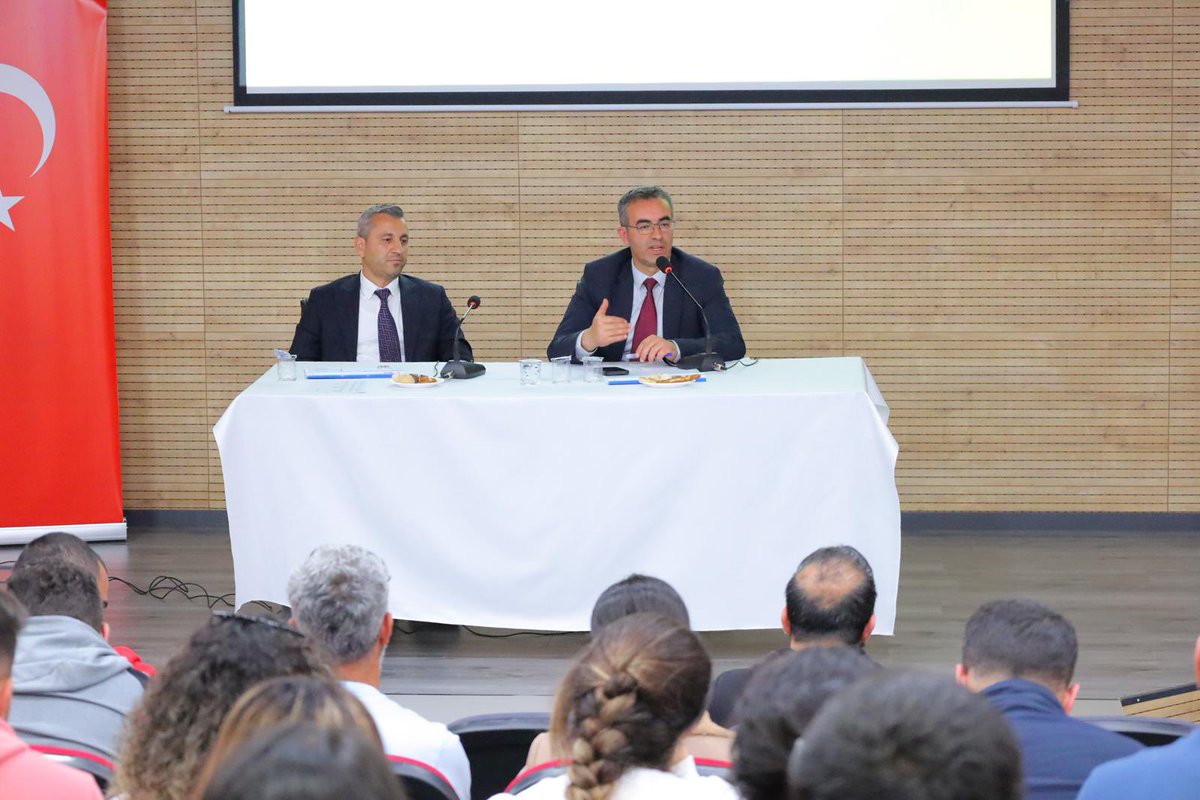 GSB_Sirnak's tweet photo. İl Müdürümüz Fedai Din’in katılımıyla, Spor Hizmetleri Müdürümüz Nihat Avcı ile birlikte il ve ilçelerimizde görev yapan kıymetli antrenörlerimizle verimli bir değerlendirme toplantısı gerçekleştirildi.
+++ https://t.co/53zaYx8jiI