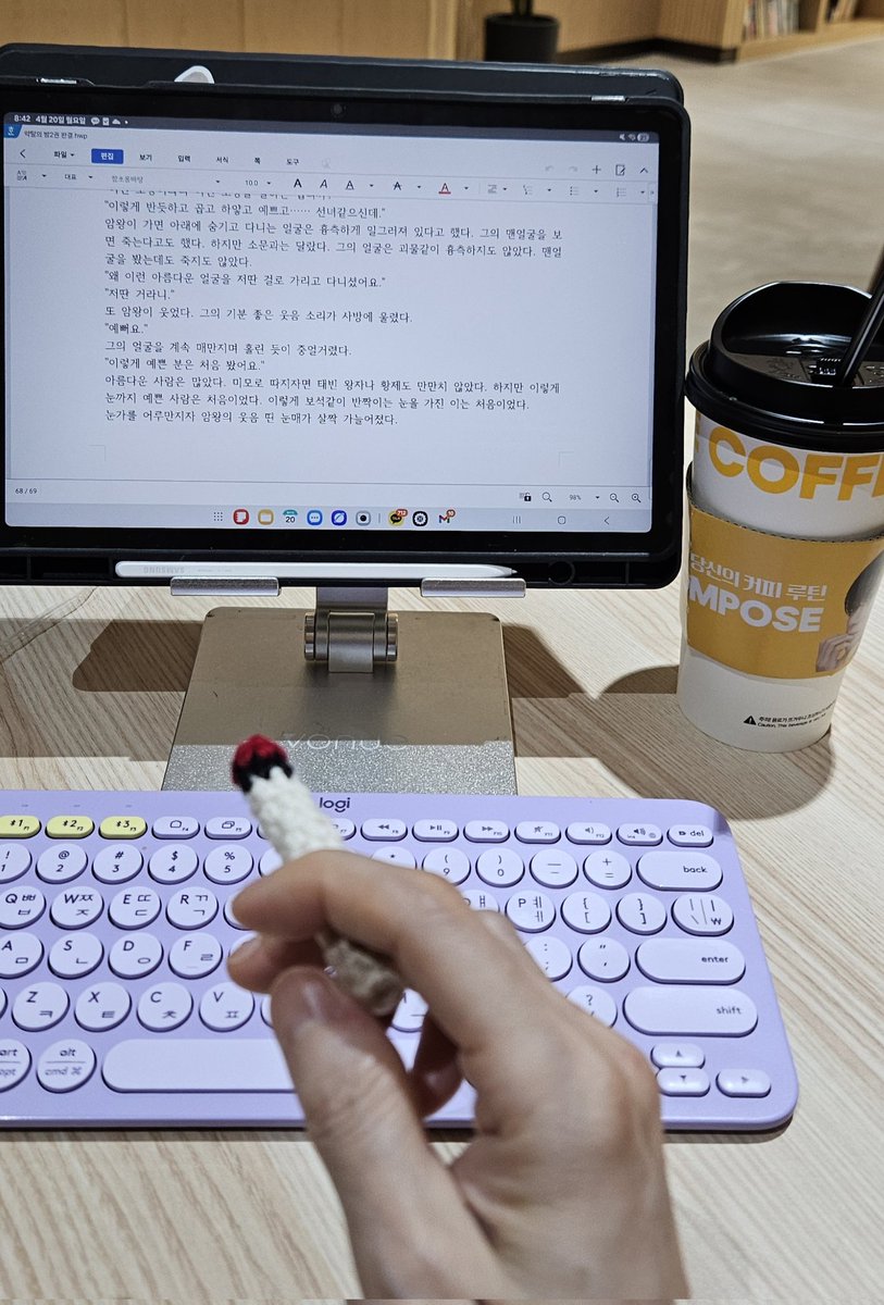 잠깐 소설 쓰기 짧은 팁을 풀어볼게요! 
(이건 여성향 로맨스나 BL에 해당하는 팁입니다💜) 

1. 웹소설은 재미입니다. 
문장보다 재미예요. 
문장은 맞춤법에 맞게, 초등학생도 이해할수 있는 쉬운 단어로 간결하게. 직관적이게.
문장에 공들이지 마시고 스토리텔링, 캐릭터에 공을 들이시구요

2.