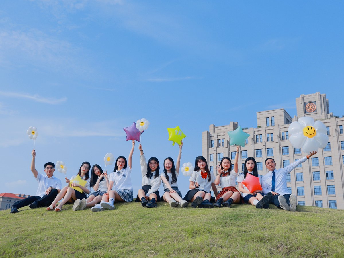 RusuranKinaru's tweet image. "T-minus 0 to the real world—caps, confetti, and a notebook full of 'see you soon' (we’ll try).  #ClassOf2024 #DoneButNotGone"