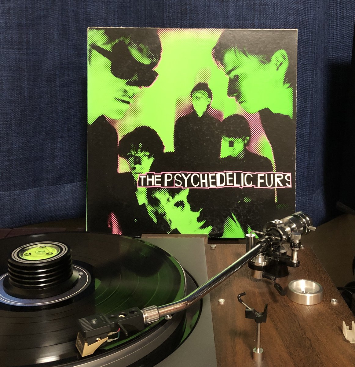 Rockwrok's tweet image. 🎧#ニューウェイヴの名盤を聴く
『The Psychedelic Furs / The Psychedelic Furs』 1980

高校生の僕が、なけなしのお小遣いを投じた大博打
「ジャケ買い＆バンド名買い」
グリーンのアートワークに惹かれて手にしたら中身も震えるほどクールな傑作でした。
youtu.be/yK2jKcIP898?li…
#vinylrecords