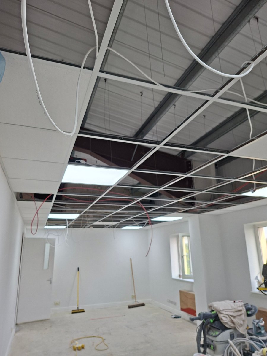 dsp_interiors's tweet image. Update at Damaged Society 🚧 

The main office areas have now been fully refreshed and installation is underway on the new tea point and suspended ceiling.

Exciting changes ahead!

#projectupdate #construction #derbybusiness #officefitout