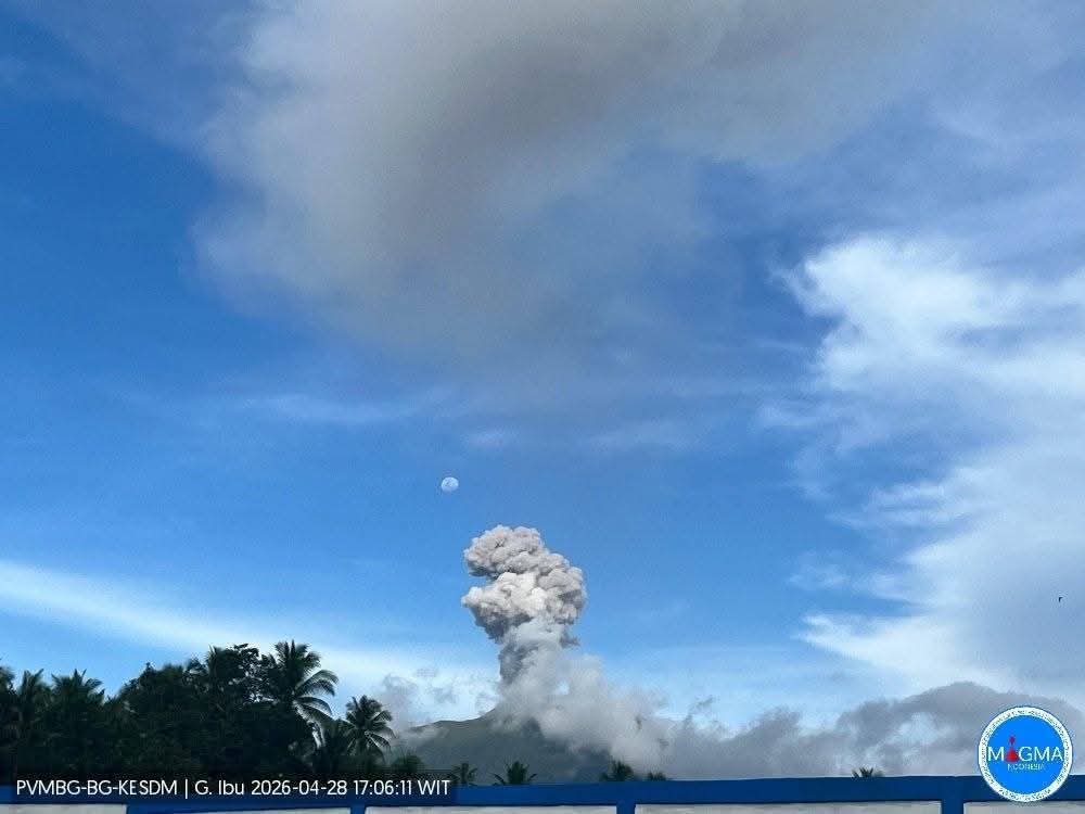 InfoFPMKI's tweet image. #Terjadi erupsi G. Ibu pada hari Selasa, 28 April 2026, pukul 17:02 WIT tinggi kolom abu teramati ± 700 m di atas puncak. Erupsi terekam di seismograf dengan amplitudo maksimum 28 mm dan durasi 46 detik. magma.esdm.go.id/v1/gunung-api