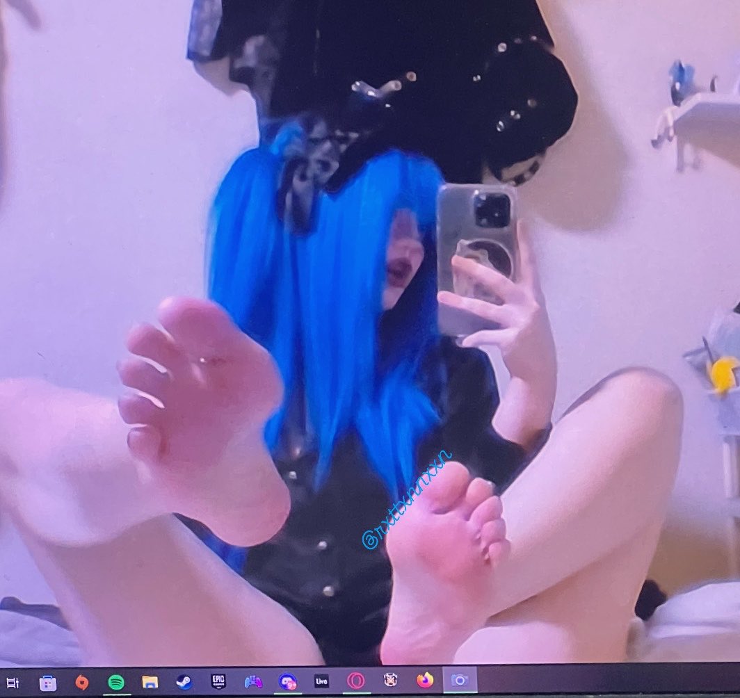 rxttxnnxxn's tweet image. shitty webcam soles (˶˃ ᵕ ˂˶)
#altgirl #feet #feetworship #footfetısh #emo
