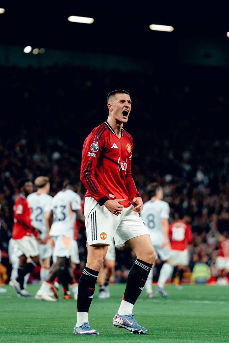 Amolo_10's tweet image. 🚨🗣️ Benjamin Sesko on Casemiro: “I think you can be stupid if you don't look at him and try to be like him when it comes to the work-rate and stuff. I think everyone is pleased that he is here.” #MUFC [@NathSalt1]#manchester2026 #UTD #FootballTwitter #mufcfans #utdfocusid