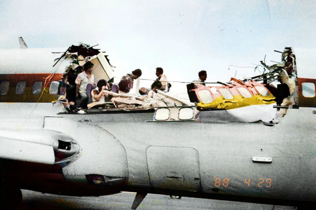 OnDisasters's tweet photo. 28 April 1988: Aloha Airlines Flight 243, a B-737 with 95 aboard, has a severe explosive decompression over Hawaii (US). Part of the passenger cabin rips open, killing one steward who is ejected from the aircraft. Despite significant damage, crew was able to land jet safely.  More OTD occurrences on the Thread 🧵 1/5