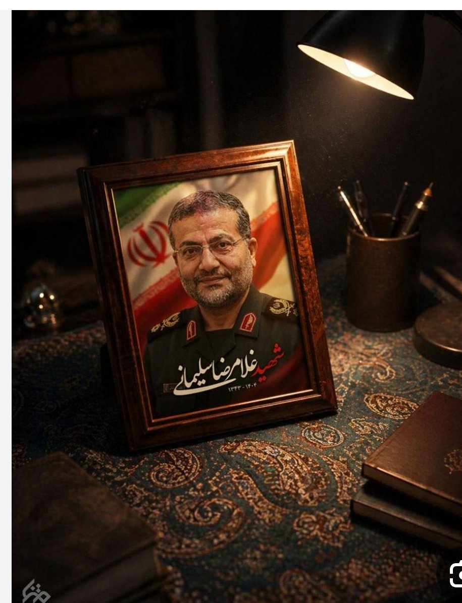 mahdieh111472's tweet photo. شهید سلیمانی ارتباط عمیقی با مردم داشت و رسیدگی به محرومان را در اولویت قرار داده بود، به‌گونه‌ای که در مواجهه با مشکلات مردم، به‌شدت متأثر می‌شد و برای حل آن‌ها تلاش می‌کرد
شهید سلیمانی تربیت‌شده مکتب امام راحل بود
#قهرمان_بسیج https://t.co/37QcRsHTf1