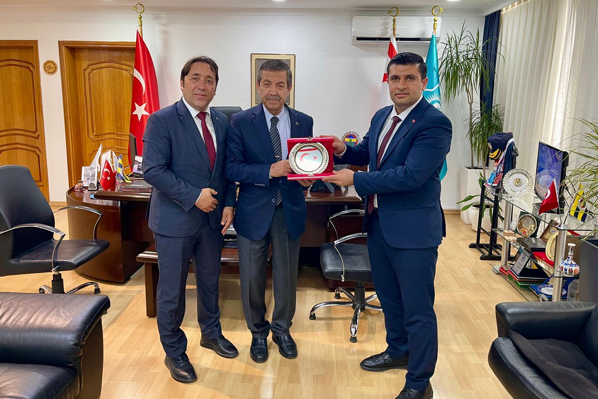 KKTC_Disisleri's tweet photo. Dışişleri Bakanı Ertuğruloğlu, TÜRKGEF Başkanı Bayduz’u kabul etti

Dışişleri Bakanı Tahsin Ertuğruloğlu, Türkiye Gençlik ve Eğitim Federasyonu (TÜRKGEF) Başkanı Ahmet Bayduz ve berberindeki heyeti kabul etti.

Kabulde, Ahmet Bayduz, Türkiye Gençlik ve Eğitim Federasyonu’nun vizyon ve sürdürdüğü projeler hakkında Dışişleri Bakanı Tahsin Ertuğruloğlu’na bilgi verdi.