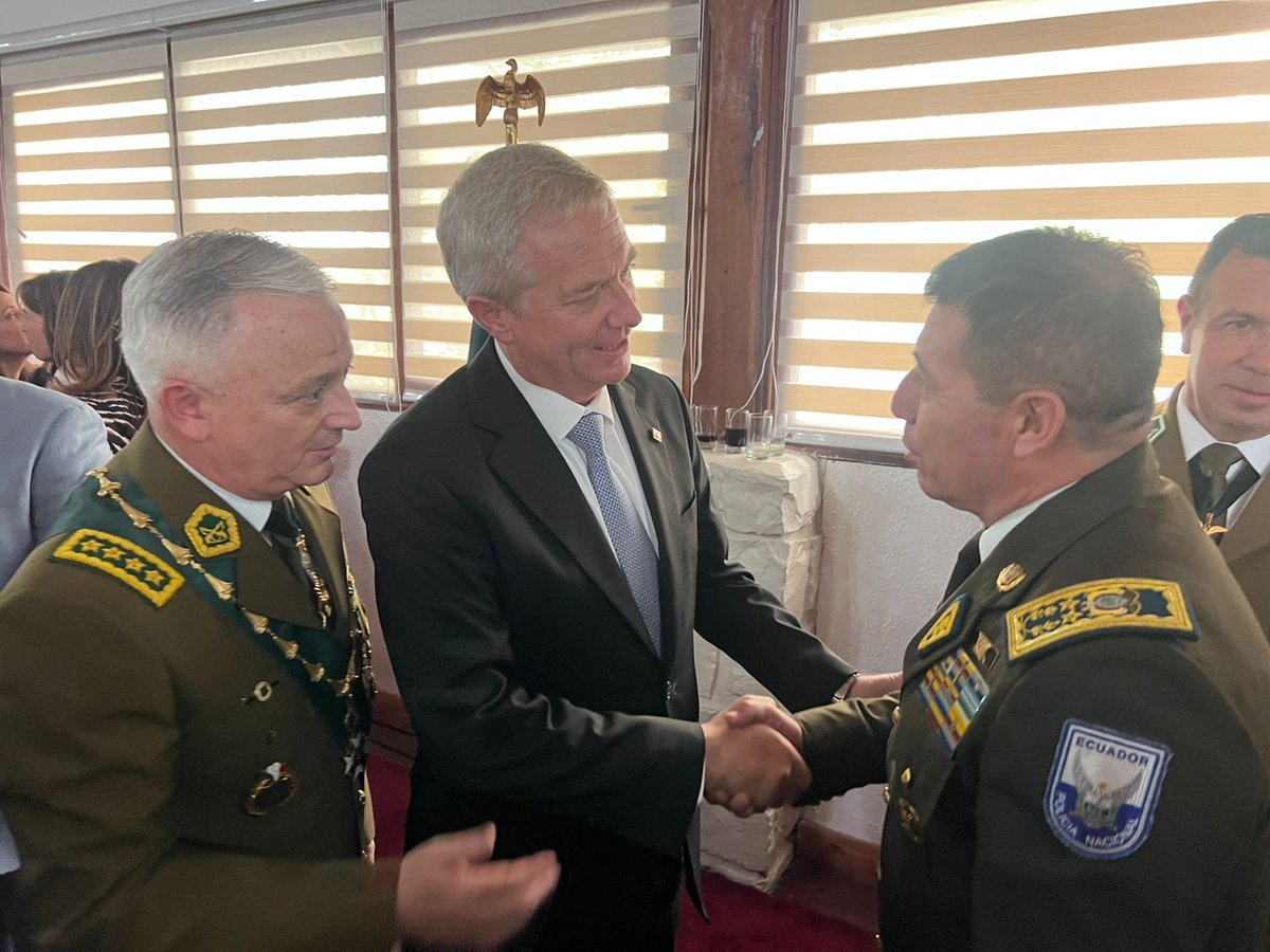 CarabInternac's tweet image. #Chile: El Presidente de la República, José Antonio Kast, junto al General Director, Marcelo Araya, saludaron en representación de la @PoliciaEcuador al GraD. Henry Tapia Lafuente, Director General de Operaciones de la Policía Nacional.
#OrdenyPatria