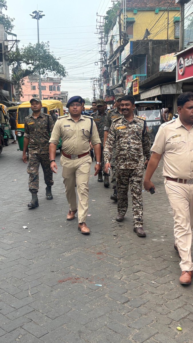 BarasatPolice's tweet image. The Additional SP (HQ), along with the IC, Deganga PS conducted a confidence-building route march at Berachampa- Hamadama bazar under Deganga PS with CAPF to ensure a secure and peaceful electoral environment.

#BarasatPoliceDistrict #StayConnected #StaySafe #Barasat