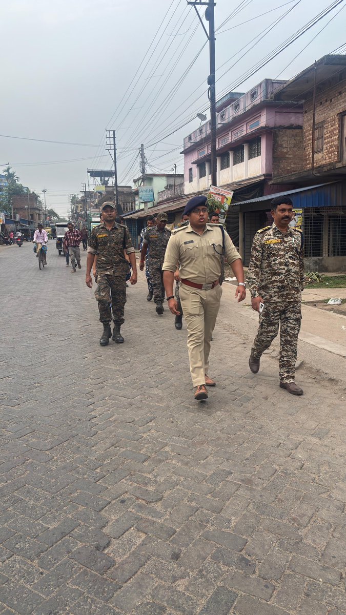 BarasatPolice's tweet image. The Additional SP (HQ), along with the IC, Deganga PS conducted a confidence-building route march at Berachampa- Hamadama bazar under Deganga PS with CAPF to ensure a secure and peaceful electoral environment.

#BarasatPoliceDistrict #StayConnected #StaySafe #Barasat