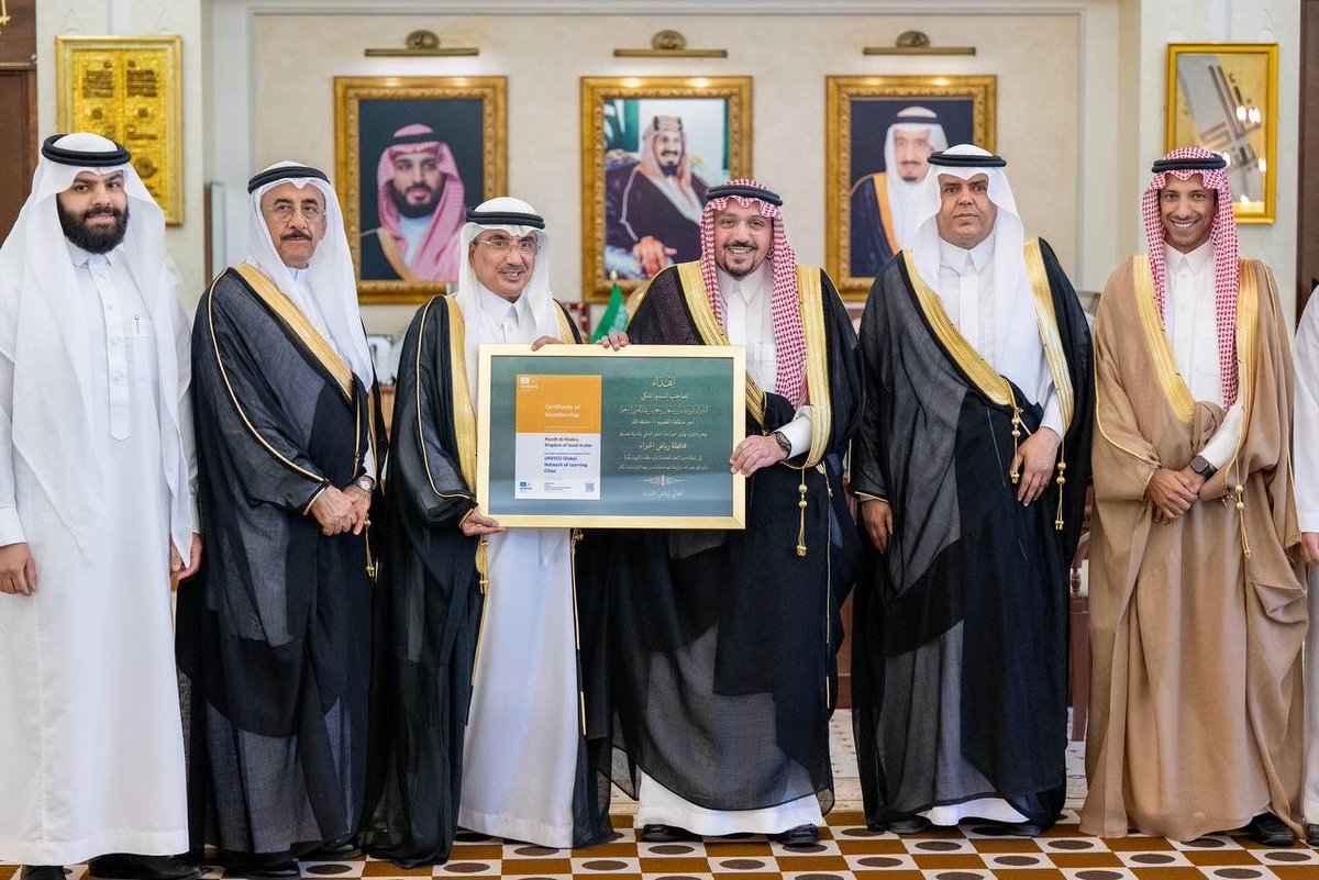 خلال إستقبال سموه محافظ رياض الخبراء ومدير التعليم بالمنطقة بمناسبة انضمام محافظة رياض الخبراء لشبكة اليونسكو لمدن التعلم..
سمو #أمير_منطقة_القصيم: أبارك لأنفسنا ومحافظة رياض الخبراء وأهاليها الكرام وقطاع التعليم مثل هذا المنجز التعليمي الدولي، وطموحنا كبير لإنجازات علمية طموحة.