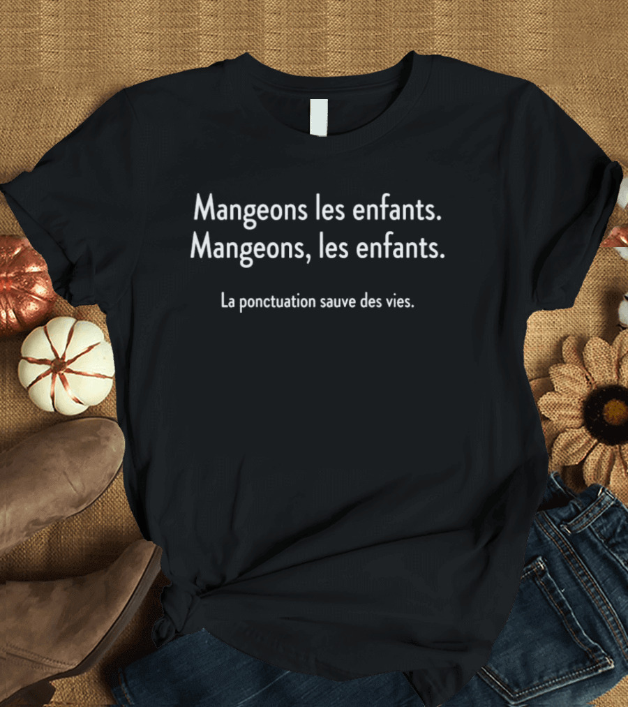 busmerchcom's tweet image. Okay, be honest: this "Mangeons Les Enfants La Ponctuation Sauve Des Vies" T-shirt really makes you think about how one tiny comma can change everything! busmerch.com/product/t-shir…

#PunctuationMatters #Wordplay #BusMerch #TshirtLove