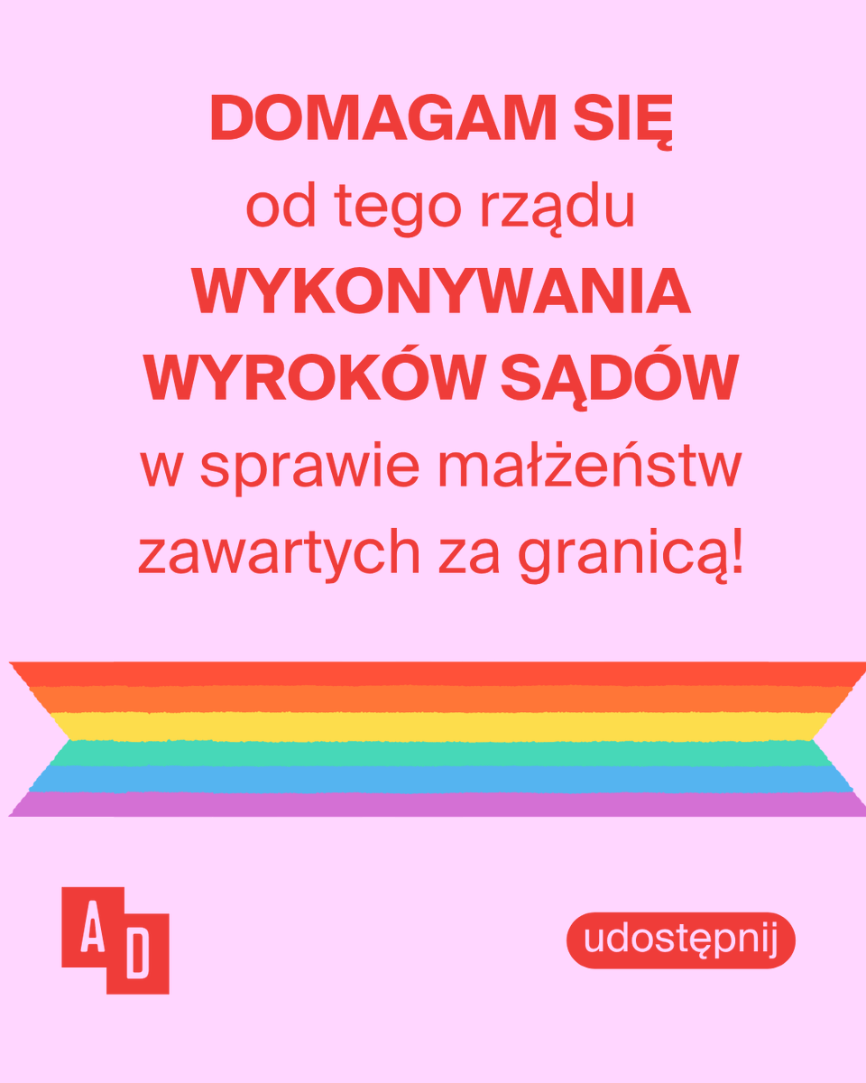 AkcjaDemokracja's tweet photo. ✊ Tej zmiany już nic nie zatrzyma!* Wojewódzki Sąd Administracyjny w Lublinie nakazał uznać małżeństwo Jolanty i Alicji zawarte na Maderze. To już czwarty wyrok polskich sądów nakazujący transkrybować uznawane w Unii Europejskiej akty małżeństwa. Pierwszy, który dotyczy pary mieszkającej na stałe w Polsce, która z braku możliwości wzięcia ślubu w Polsce wyjechała za granicę aby powrócić jako żona i żona!
📣 Wraz z blisko 4 tysiącami osób, które dotychczas podpisały nasz apel do ministrów polskiego rządu o szybkie wdrożenie wyroku Trybunału Sprawiedliwości Unii Europejskiej jesteśmy zażenowane i zażenowani tempem prac rządu w tak prostej sprawie! Prawo i wyroki polskich sądów są ważniejsze niż wzory formularzy.
📣 * Chyba, że Minister @MKierwinski  będzie trwał w uporze o potrzebie ustawy, którą i tak zawetuje Nawrocki i w ten sposób Platforma Obywatelska odetnie się od wyborczyń i wyborców domagających się równości.
👋 Wszystkim komentującym przeciwnikom równości powołującym się na polską Konstytucję radzimy czytać z uwagą jej zapisy. W żadnym miejscu nie zakazuje ona uznawania par osób tej samej płci. Przypominamy natomiast artykuł 7 Konstytucji: „Organy władzy publicznej działają na podstawie i w granicach prawa."
👉 To zasada legalizmu. Oznacza, że żaden organ państwowy (rząd, minister, wojewoda, urząd stanu cywilnego) nie może działać według własnego uznania ani powoływać się na wyższe racje moralne czy polityczne, jeśli prawo - w tym prawomocne wyroki sądów - nakazuje mu określone postępowanie.
👭 W kontekście sprawy Jolanty i Alicji oraz pozostałych par ma to fundamentalne znaczenie: jeśli Sąd Administracyjny wydał wyrok nakazujący transkrypcję, to rząd, i Urząd Stanu Cywilnego są konstytucyjnie zobowiązani do jego wykonania!
#Równość #TSUE #RównośćMałżeńska #StopSegregacjiMałżeńskiej #PrawaCzłowieka