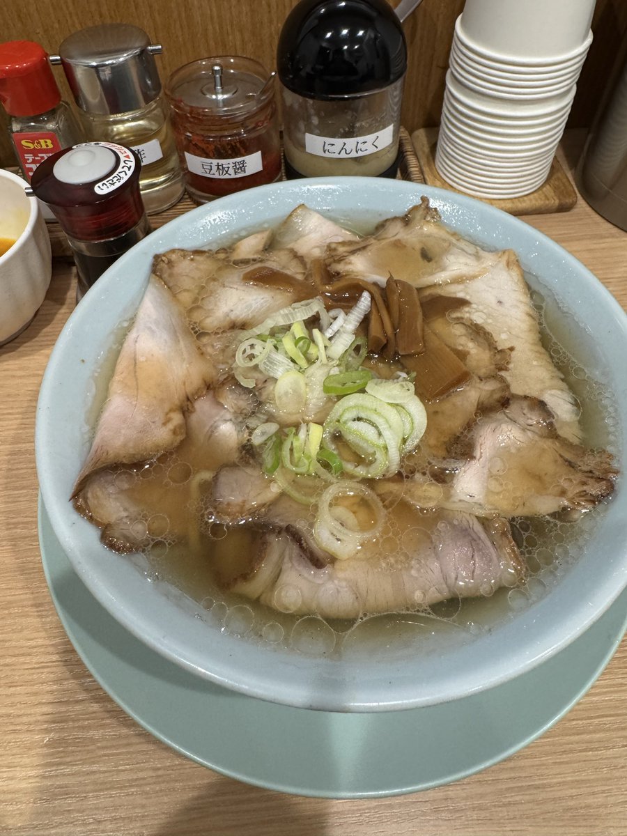 nikuyasan's tweet photo. 少しお腹が空いたので、中華そばいたばし製麺へ。チャン系インスパイアのお店みたいでつるっとした食感にスープとのバランスがとてもマッチして薄めのチャーシューもたっぷりと大変美味しくいただきました。

#中華そばいたばし製麺 https://t.co/1dSZvDGf5o