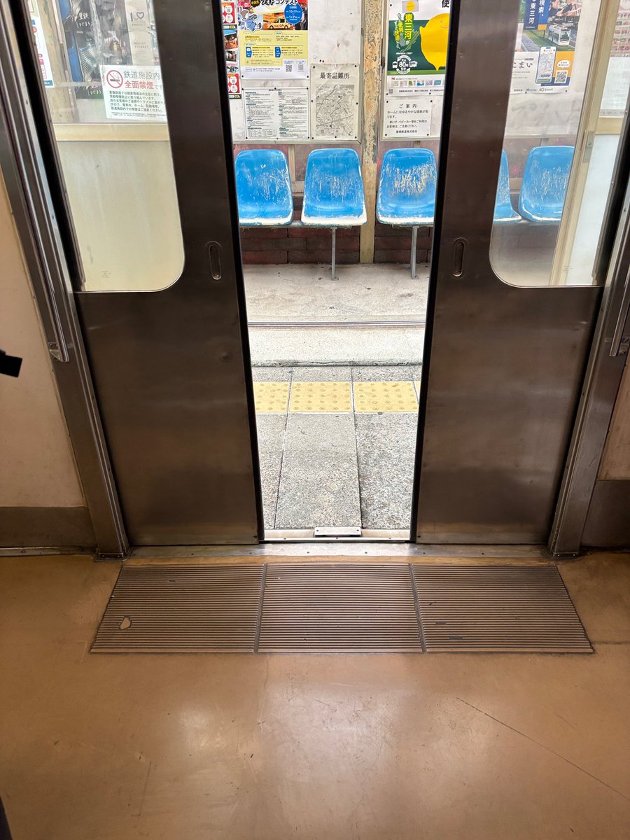 とりあえず7600系の車内パーツを塗装。

床のロンリウム材はタミヤのフラットアース吹いたらそれらしくなった。モケットどうしよう…。