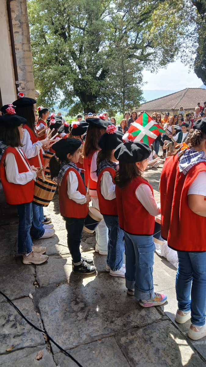 AcoaAke's tweet image. 🐌 #Aiara|ko jaiak

🥁 Etxaurren Ikastolako haurren XXXIV. Danborrada 🎶 Andoni Armentia zenari omenaldia egin diote

🎆 Fiestas de #Ayala

📯 XXXIV. Tamborrada del alumnado de #Etxaurren Ikastola 📍 #Concejo de #Arespalditza

@aiaraudala @aiarakuadrilla #Araba #Alava
