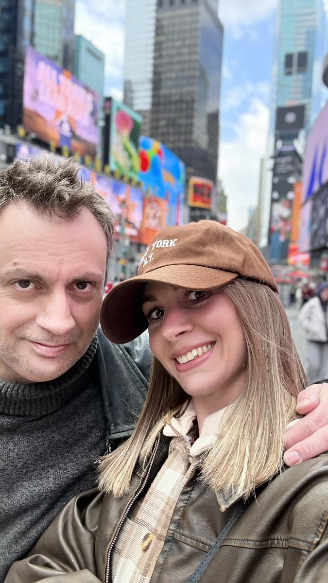 gma06000's tweet photo. On est carrément excités à l'idée de découvrir New-York. Ici, à Times Square 

#NYC #timessquare #USA #travel #boostarz 

@blubeez_ @marknrise @MarknRiseteam https://t.co/SKj6s9pUNW