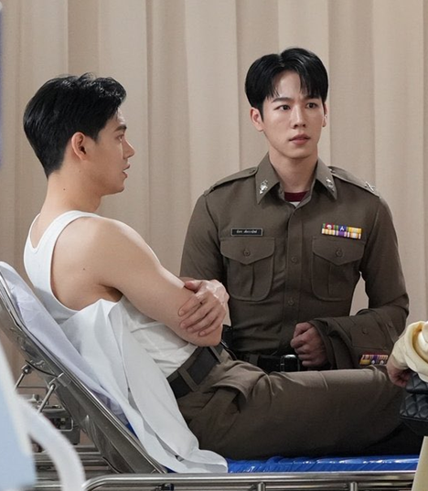 โอ้ย น้องมังกรเกร็งมากค่ะ 5555555555 กลัวไม่เหมือนตำรวจเหรอลูก 😂 ส่วนหยิ่นมาดโคตรจะสารวัตร ไม่ต้องใส่ชุดยูนิฟอร์มก็เหมือนตำรวจ ราวกับจับคนเป็นอาชีพมาตั้งแต่ก่อนเข้าบท 55555555555555
#ที่รักสารวัตรเธียร์ #yinyin_anw #warwanarat #หยิ่นวอร์