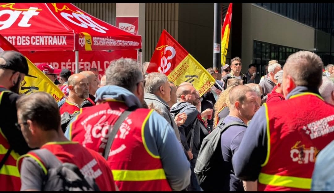 PolcomCGTAlpes's tweet photo. RÉSISTER, COMBATTRE ET GAGNER, C’EST ÉTHIQUE ! La Direction SNCF s’attaque aux représentants du personnel pour imposer concurrence et privatisation. Aujourd'hui, un militant CGT est menacé de licenciement. Ça ne passera pas!#SNCF #CGTCheminots #gagner #combattre #résister https://t.co/Wv8xmJKWta