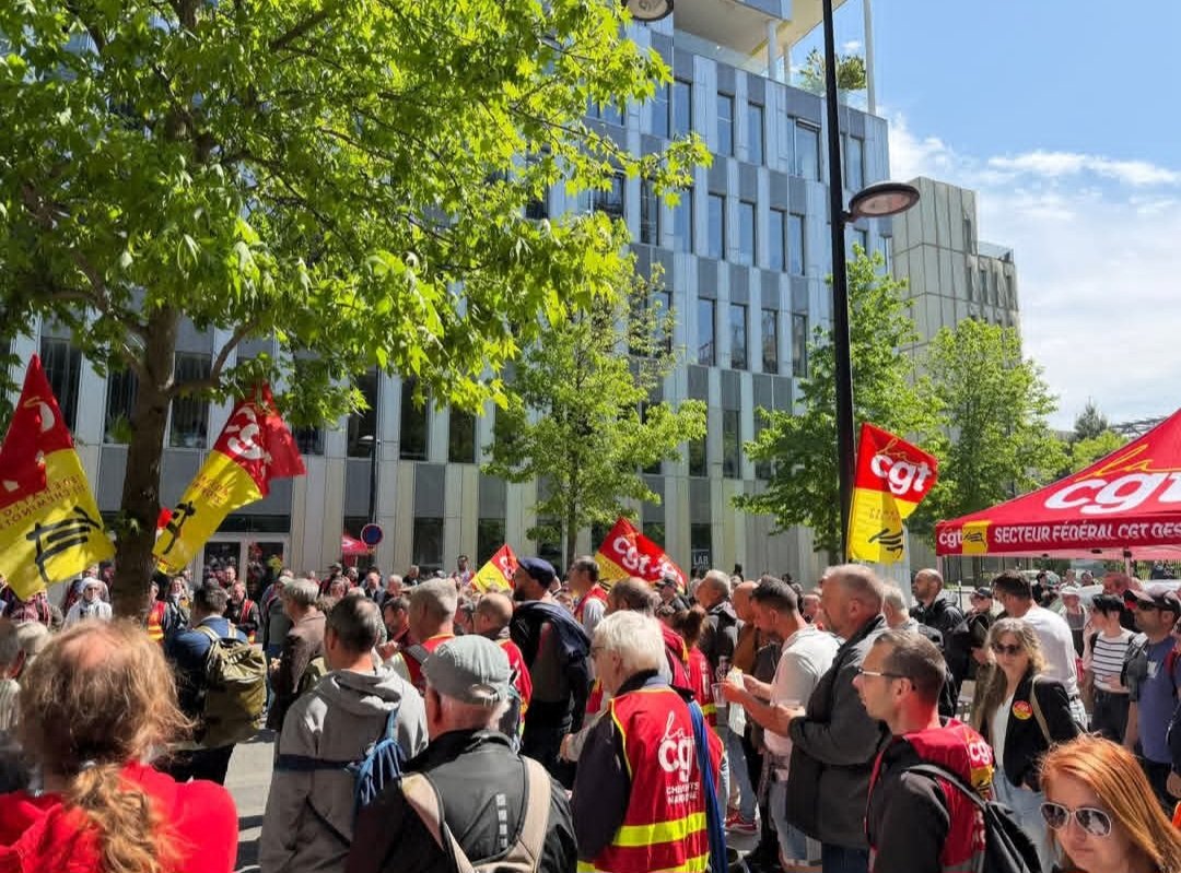 PolcomCGTAlpes's tweet photo. RÉSISTER, COMBATTRE ET GAGNER, C’EST ÉTHIQUE ! La Direction SNCF s’attaque aux représentants du personnel pour imposer concurrence et privatisation. Aujourd'hui, un militant CGT est menacé de licenciement. Ça ne passera pas!#SNCF #CGTCheminots #gagner #combattre #résister https://t.co/Wv8xmJKWta