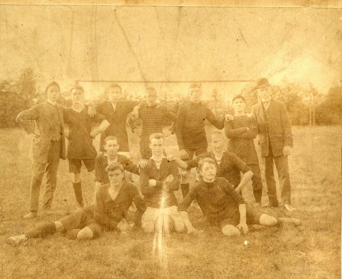 S04Historie's tweet image. Im Jahr 1904 gründen Bergwerkslehrlinge, Lehrlinge der Firma Küppersbusch &amp;amp; Schüler in Gelsenkirchen einen Fußballclub. Sie nennen ihn Westfalia Schalke. 20 Jahre später wird daraus der FC Schalke 04. 
Später legt man den 4. Mai 1904 für den #S04 als Gründungstag fest. #OnThisDay