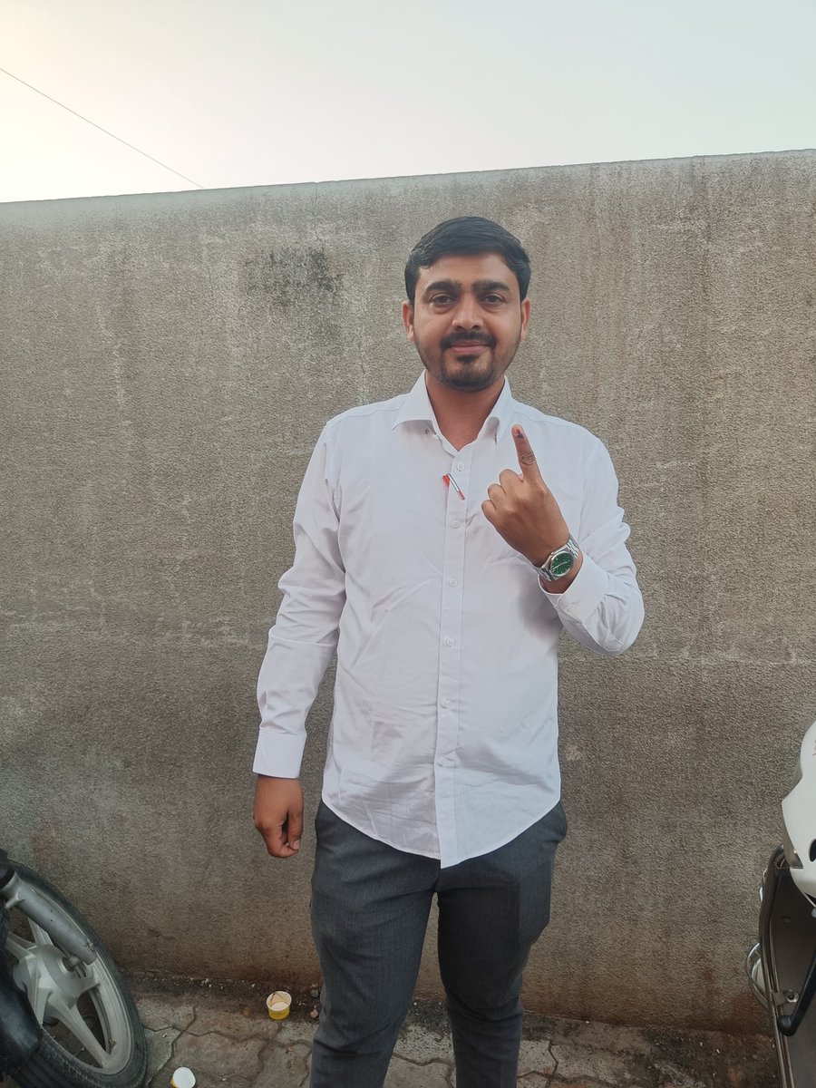PArthRAthod_73's tweet image. લોકશાહીના પર્વની ઉજવણી પરિવાર સાથે ! 🗳️🪷

આજે મેં મારા પરિવાર સાથે મતદાન કર્યું. 

લોકશાહીના આ મહાકુંભમાં તમે પણ અચૂક જોડાવ અને તમારા મતાધિકારનો ઉપયોગ કરો..

#VoteForIndia #Democracy #Gujarat #Election2026
#કમળ_ખીલશે_વિકાસ_જીતશે