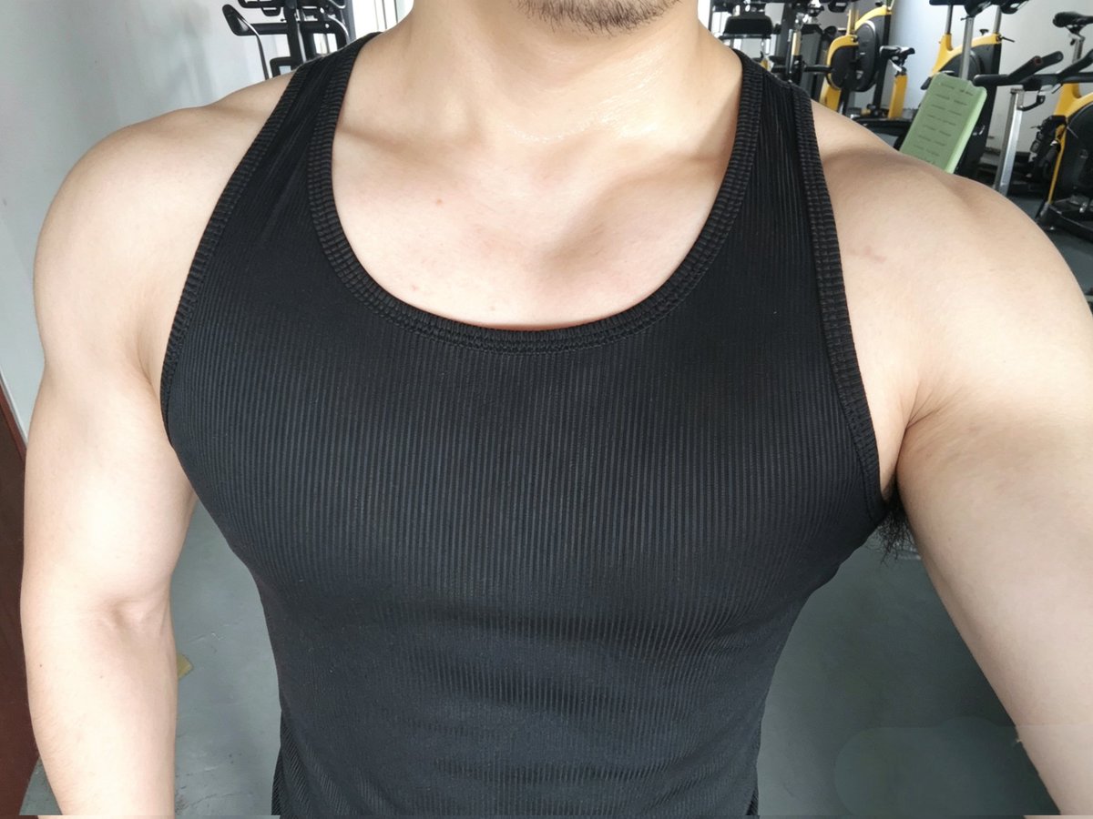 神秘的男大 tweet media