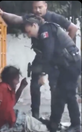 Legende228's tweet photo. C’est vraiment dément ce qui se passe au Mexique. Que ce soit du côté des forces de police ou des civils, il semblerait que cette communauté ait perdu son ADN d’humanisme. En voyant que ceux qui doivent protéger ce homme font plutôt le contraire
#StopMaltraitance #RespectHumain https://t.co/hBzKODqP5X