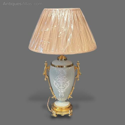 antiques_atlas's tweet image. For SALE on Antiques Atlas we have this Beautiful 
Pate Sur Pate Table Lamp antiques-atlas.com/antique/pate_s…  #antiques From Andrew Lovatt #antiques #antiquelighting #patesurpate #classicallighting #vintagelighting #opalineglass