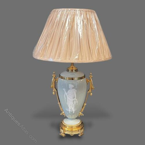antiques_atlas's tweet image. For SALE on Antiques Atlas we have this Beautiful 
Pate Sur Pate Table Lamp antiques-atlas.com/antique/pate_s…  #antiques From Andrew Lovatt #antiques #antiquelighting #patesurpate #classicallighting #vintagelighting #opalineglass