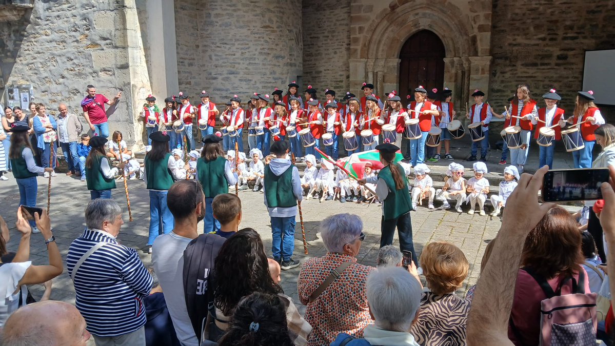 radio_vitoria's tweet image. #Herrian🎙 XXXIV. Tamborrada de #Etxaurren ikastola por las fiestas de San Prudencio del municipio de #Ayala 

@aiaraudala @aiarakuadrilla