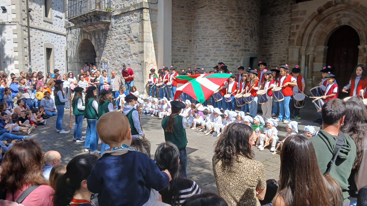 radio_vitoria's tweet image. #Herrian🎙 XXXIV. Tamborrada de #Etxaurren ikastola por las fiestas de San Prudencio del municipio de #Ayala 

@aiaraudala @aiarakuadrilla