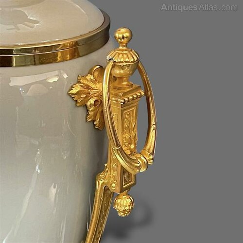 antiques_atlas's tweet image. For SALE on Antiques Atlas we have this Beautiful 
Pate Sur Pate Table Lamp antiques-atlas.com/antique/pate_s…  #antiques From Andrew Lovatt #antiques #antiquelighting #patesurpate #classicallighting #vintagelighting #opalineglass