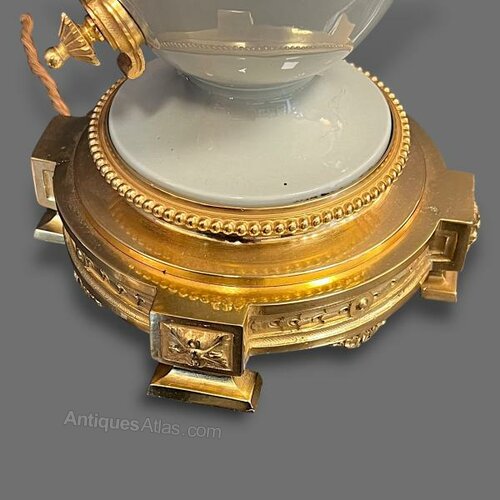 antiques_atlas's tweet image. For SALE on Antiques Atlas we have this Beautiful 
Pate Sur Pate Table Lamp antiques-atlas.com/antique/pate_s…  #antiques From Andrew Lovatt #antiques #antiquelighting #patesurpate #classicallighting #vintagelighting #opalineglass