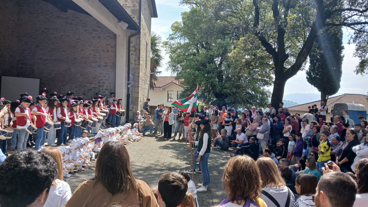 radio_vitoria's tweet image. #Herrian🎙 XXXIV. Tamborrada de #Etxaurren ikastola por las fiestas de San Prudencio del municipio de #Ayala 

@aiaraudala @aiarakuadrilla